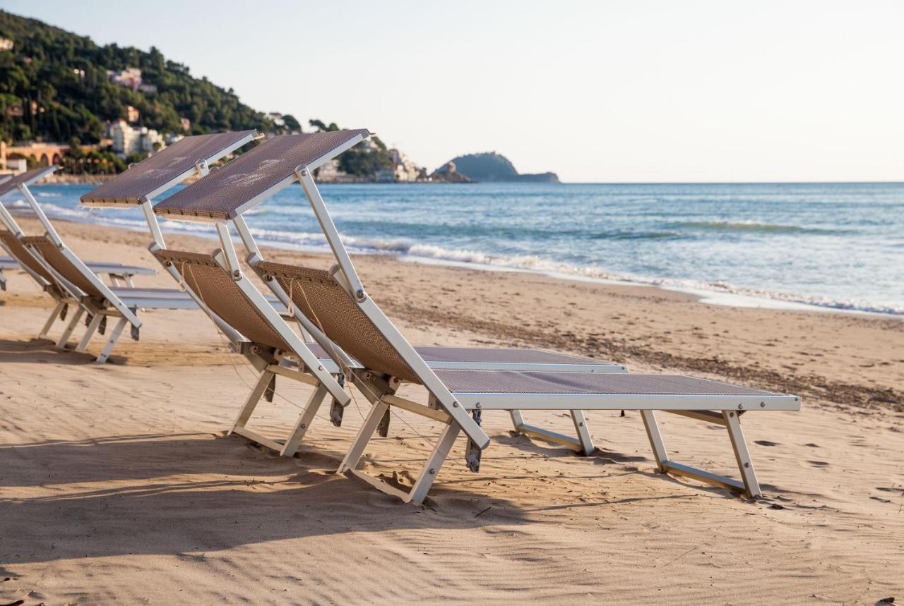 Hotel Lido Alassio Bagian luar foto